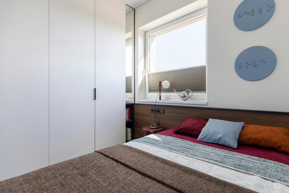 A tidy, modern bedroom